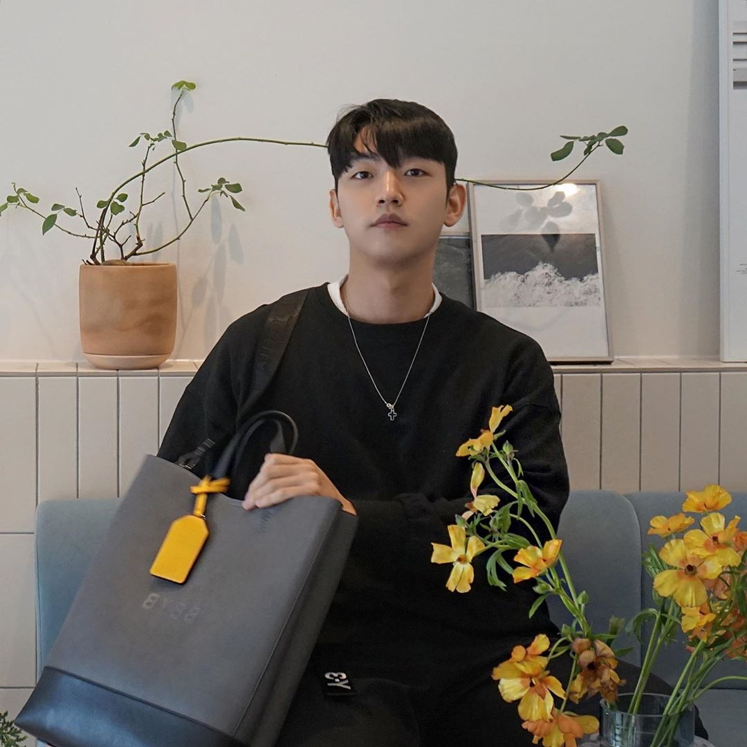@seo_lukhyun #OOTD BRUNI Unisex Tote Bag (Charcoal Grey)