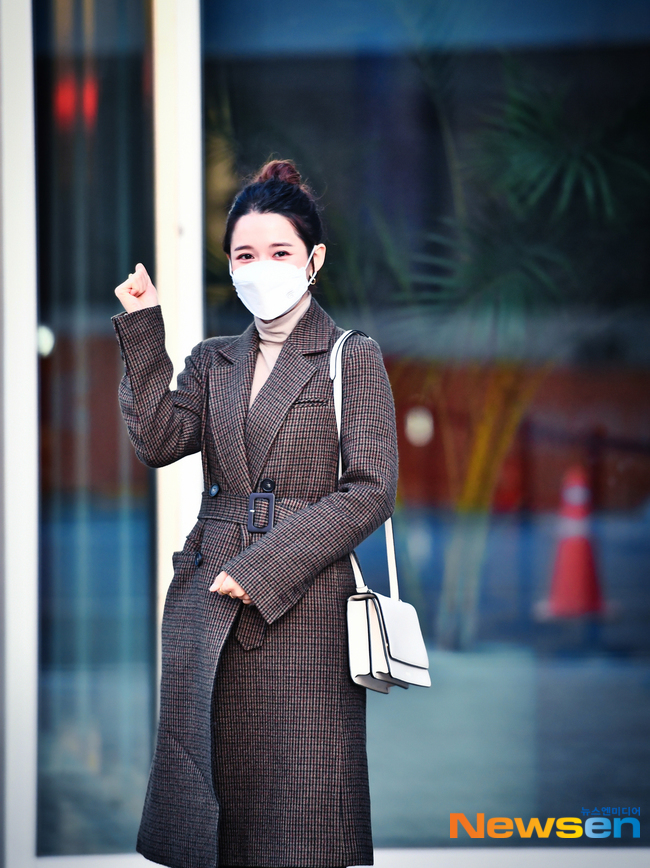 남보라 JTBC '차이나는 클라스 - 질문 있습니다' 출근길 착용 (비비와이비 가방)