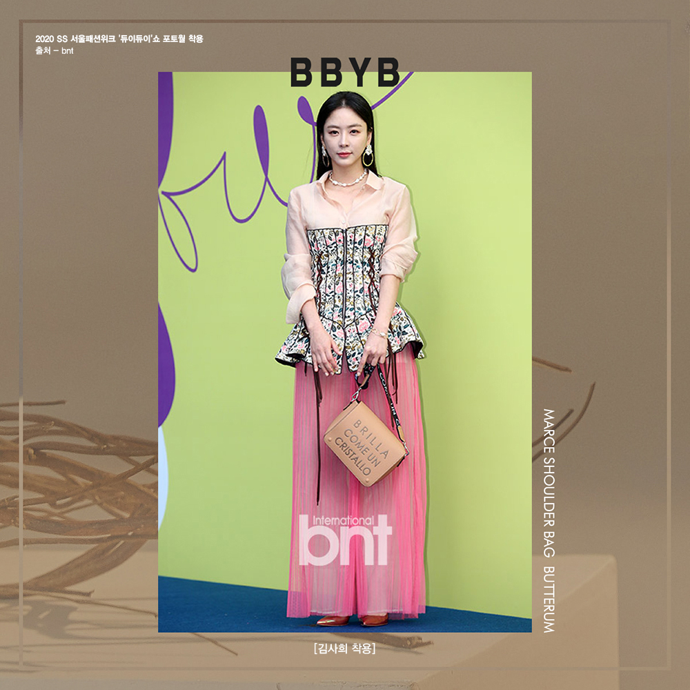 BBYB 김사희 2020SS 서울패션위크 포토월 착용 가방 (비비와이비 마체백)